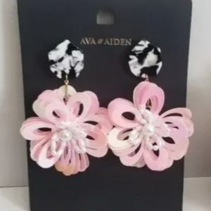AVA & AIDEN Floral Droop earnings. Color Pink.